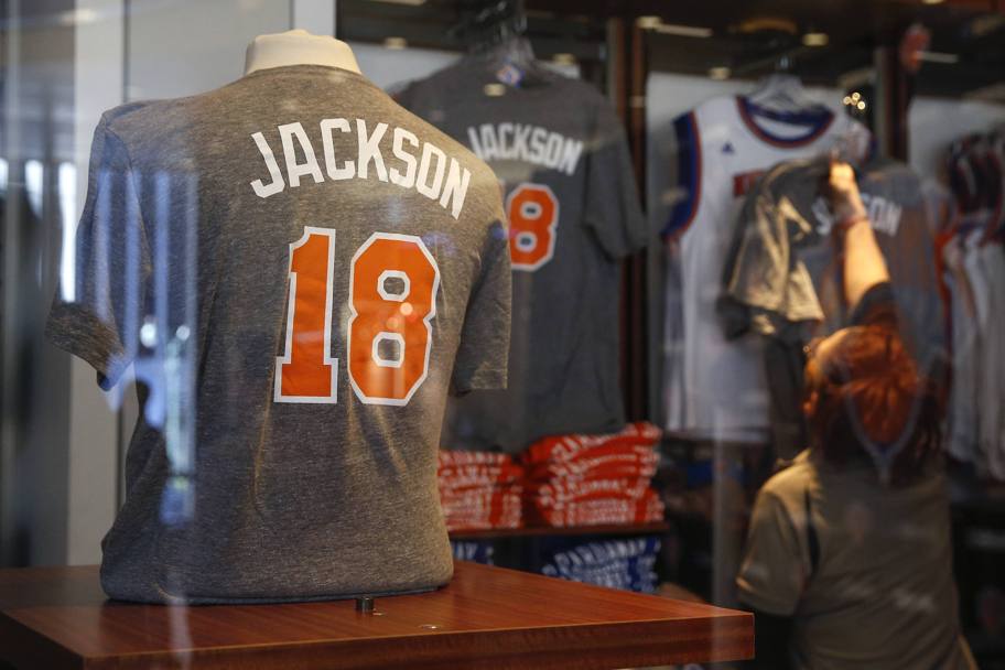 La maglietta di Phil Jackson, col suo vecchio numero 18 stampato dietro, è la più venduta nello store dei Knicks. Reuters